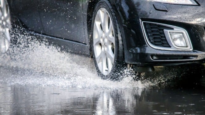 Ilustrasi mobil menerjang genangan air (aquaplaning)