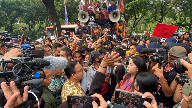 Anies Baswedan dan Ahmad Riza Patria Temui Demonstran di Depan Balai Kota DKI