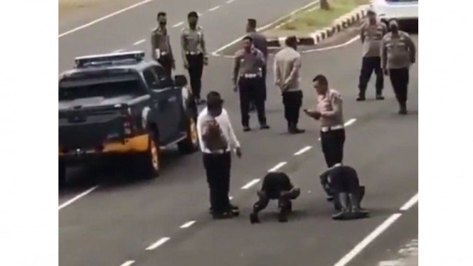 Oknum Polisi yang Jilat Kue Buat TNI Dihukum Sikap Tobat