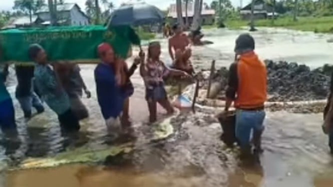 Viral Video Warga Menguburkan Jenazah ke Lubang Kuburan Penuh Air