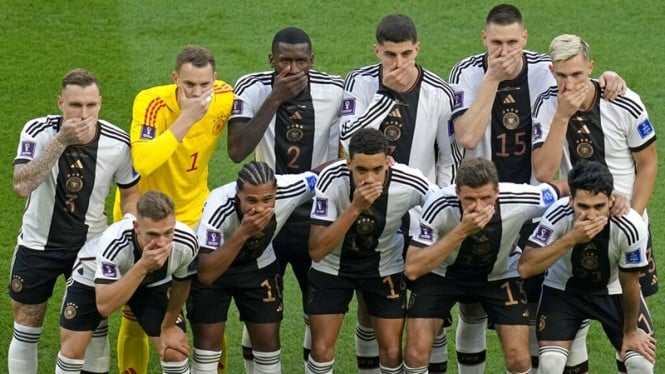 Pemain Timnas Jerman protes atas larangan ban kapten One Love oleh FIFA