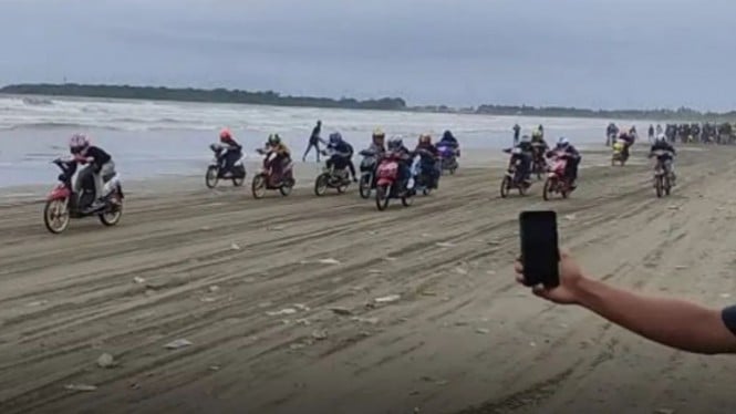 Balap motor di pesisir Pantai Ujunggenteng, Sukabumi, Jawa Barat