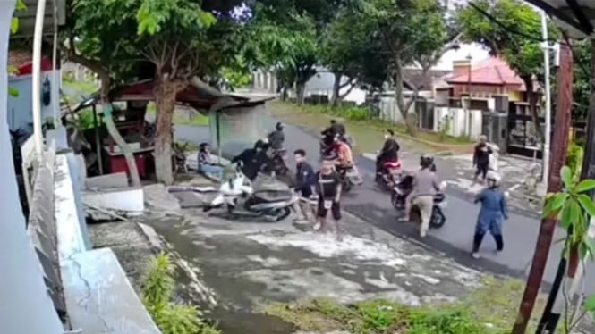 Viral! Gerombolan Remaja Serang Warga di Semarang