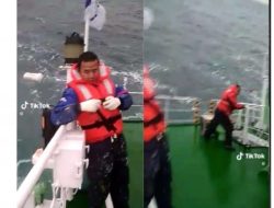 Viral Video Awak Kapal Terombang Ambing di Kapal yang Hampir Tenggelam