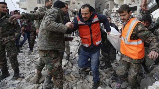 Tim penyelamat membawa korban gempa Turki.