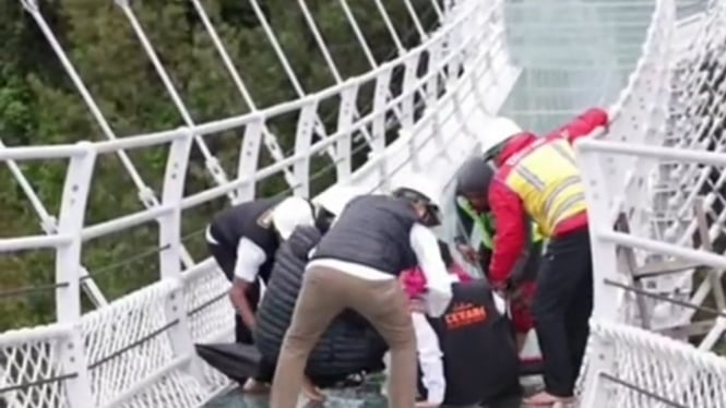 Khofifah terpeleset di jembatan kaca Gunung Bromo yang viral