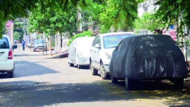 Ilustrasi parkir mobil di bahu jalan
