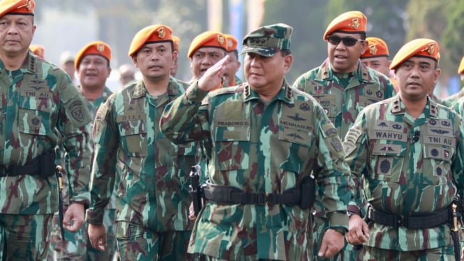 Menhan RI Prabowo Subianto (tengah).