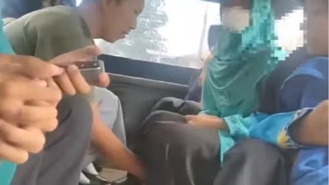 Viral pria melecehkan pelajar wanita dengan menaruh handphonennya di rok wanita