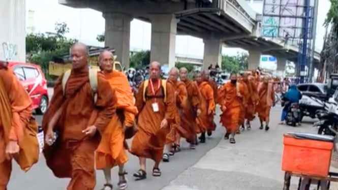 23 biksu berjalan kaki dari Thailand menuju Candi Borobudur, Magelang