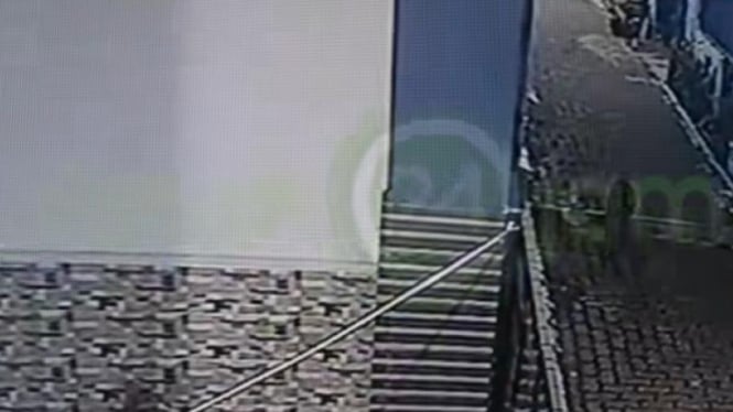Terekam CCTV seekor binatang diduga babi ngepet di Depok