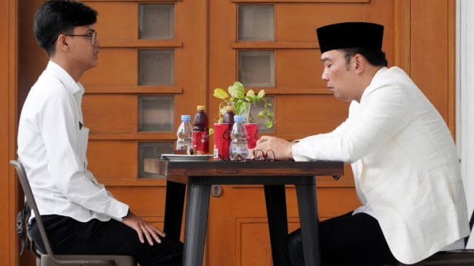Gubernur Jawa Barat Ridwan Kamil bertemu dengan Guru ASN Husein Ali Rafsanjani