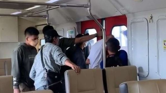 Video kepala pria nyangkut di pintu kereta api
